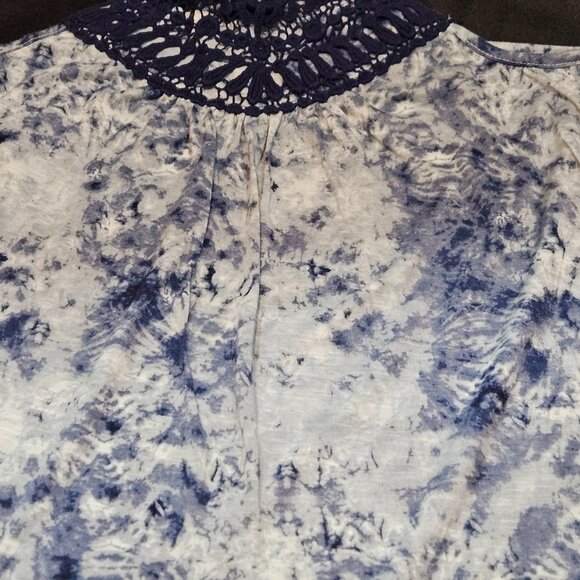 Almost Famous Women’s Blue Tie Dye Crochet Neck Tank Top Size Medium - Picture 2 of 5